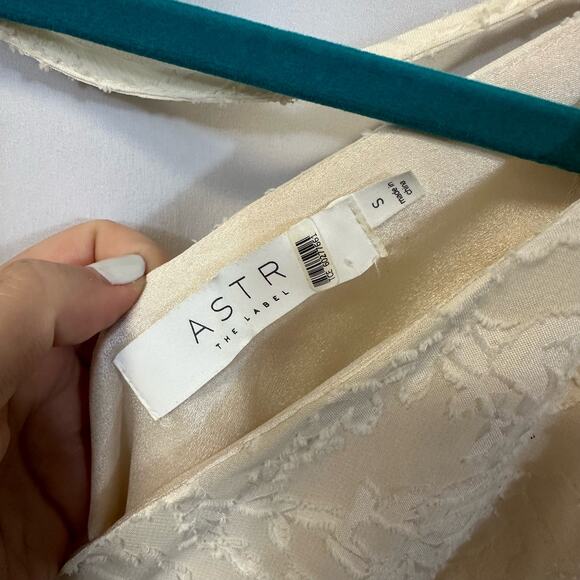 ASTR Cream Romantic Puff Sleeve Bodysuit Blouse Embossed Leaf Small - Picture 6 of 6